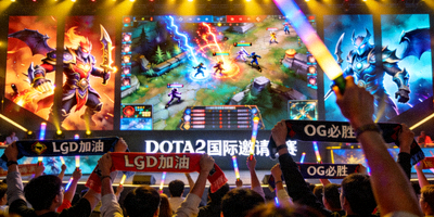 DOTA2国际邀请赛盛况 - 现场观众欢呼与游戏画面
